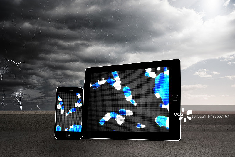 药丸落在平板电脑和智能手机屏幕上的合成图像图片素材