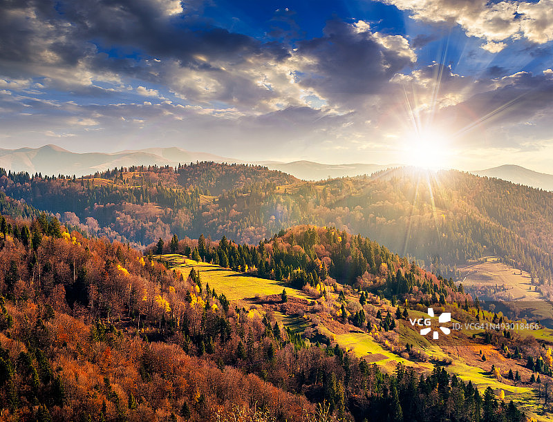 日落时分山谷附近色彩缤纷的树叶秋季山坡图片素材