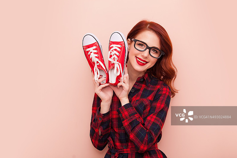 穿胶鞋的女孩图片素材