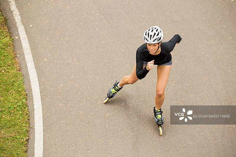 正在锻炼的健壮轮滑者图片素材