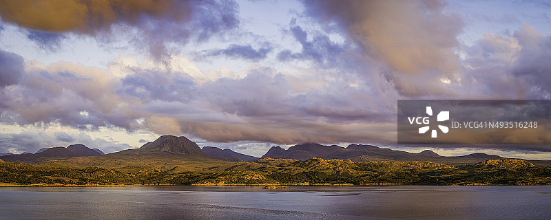 苏格兰高地山峰全景金色日落图片素材