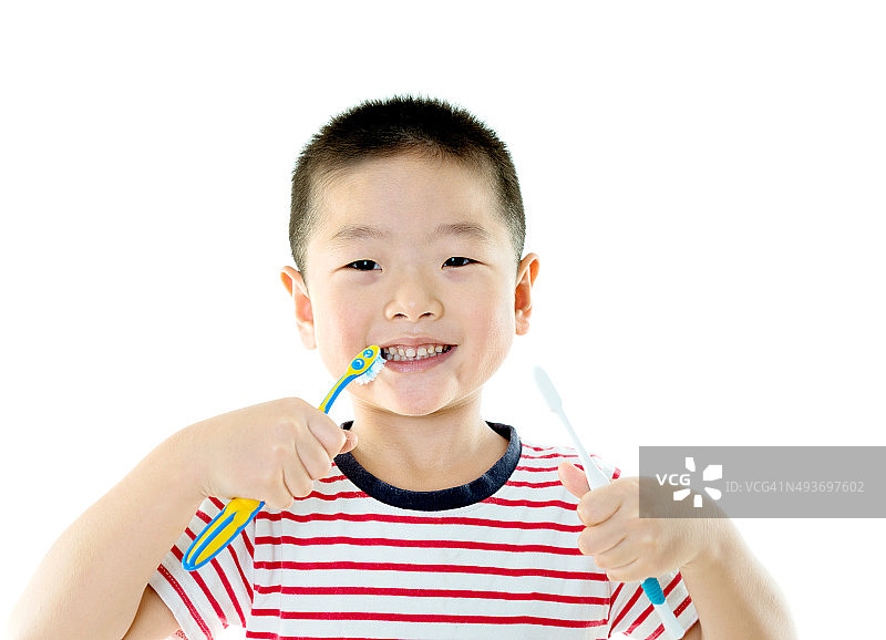 小男孩正在刷牙图片素材