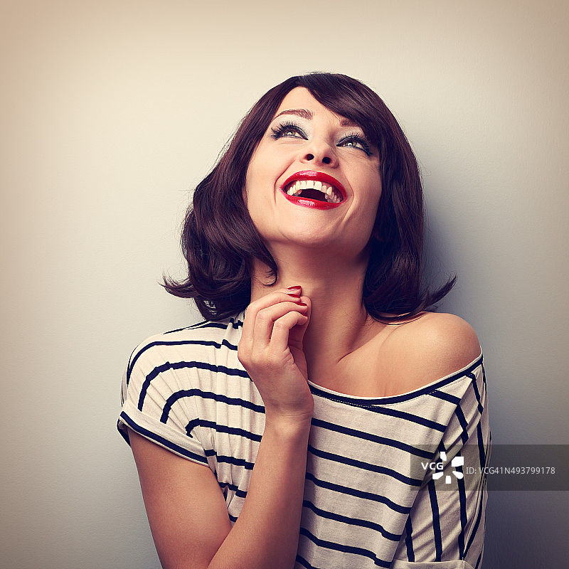 仰头大笑的快乐年轻休闲女性图片素材