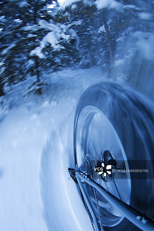 冬季山地自行车探险图片素材