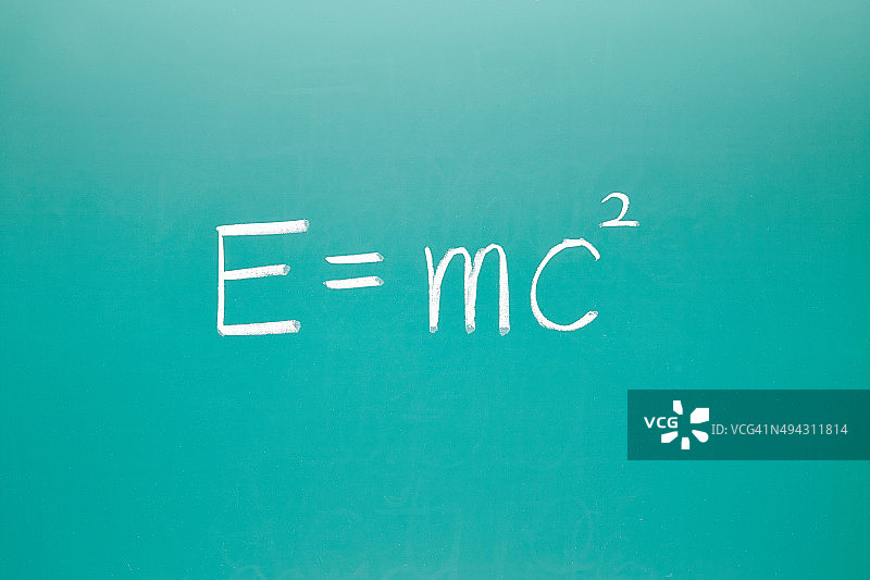 黑板上的E=mc²物理公式图片素材
