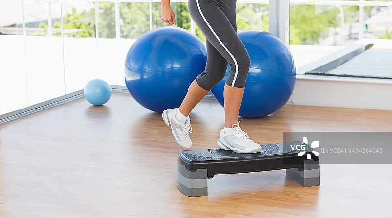 健身女性的低角度有氧运动图片素材