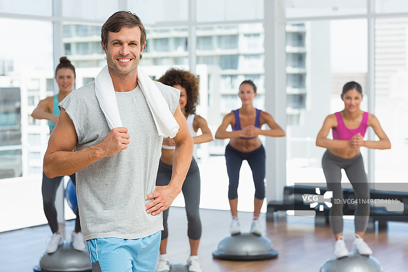 与身材健美的人一起做有氧运动的男人图片素材