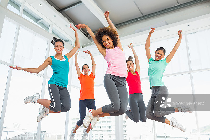 健身课程和教练在健身室跳跃图片素材