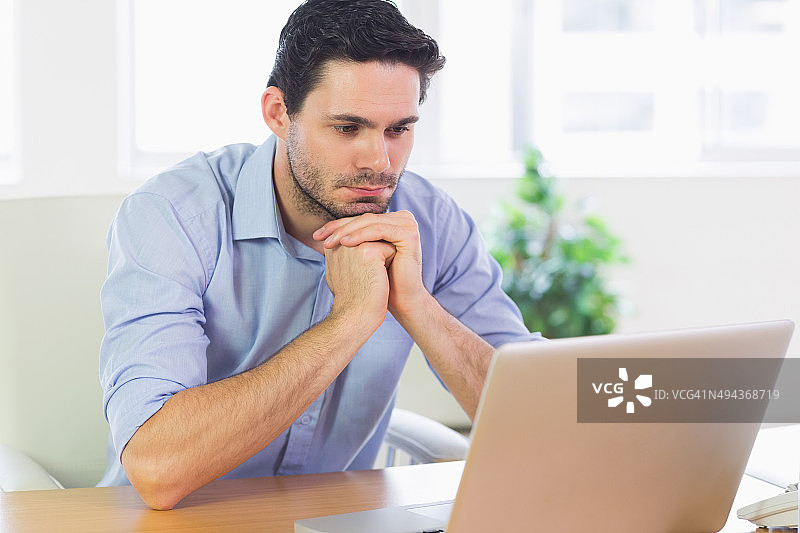 商人看笔记本电脑图片素材