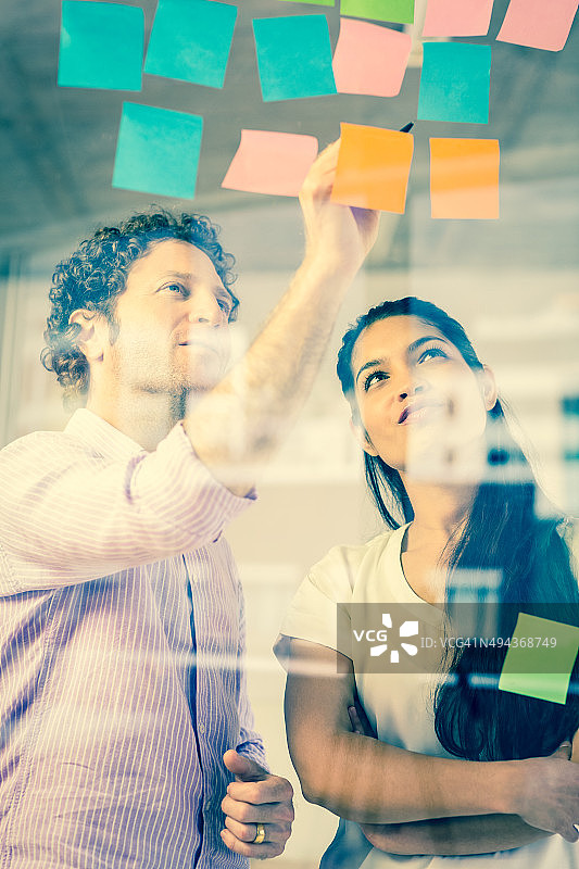 商务人士讨论便签内容图片素材