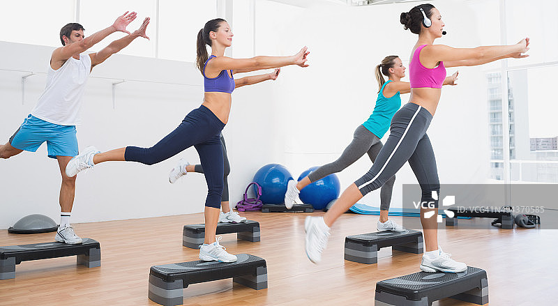 健身课程：学员进行有氧踏板运动图片素材