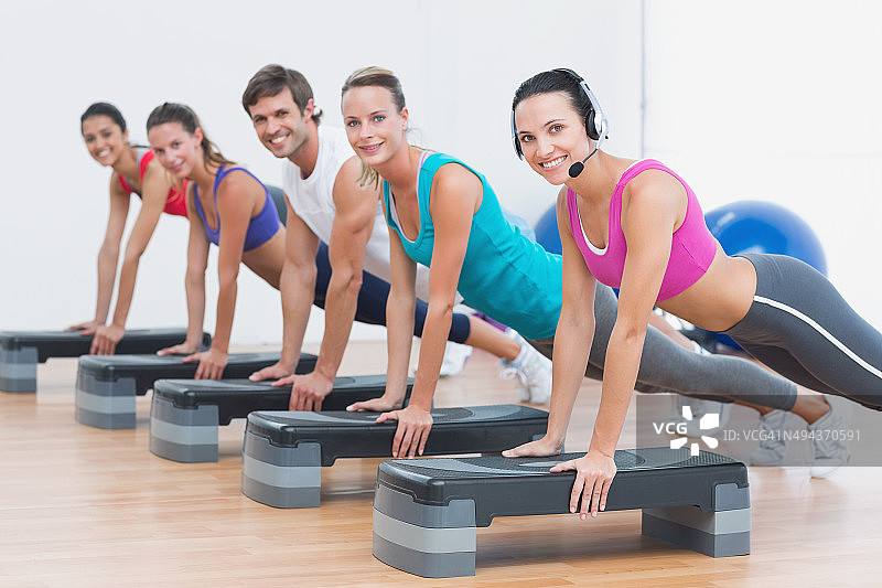 健身课上的踏板有氧运动图片素材