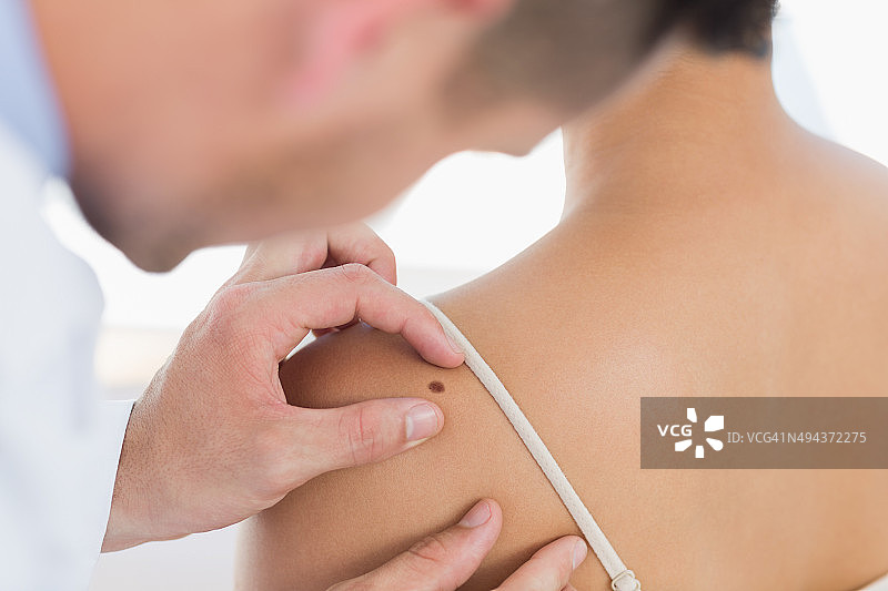 医生检查女人背部的痣图片素材