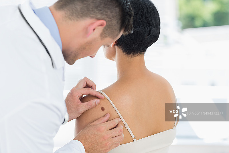 医生检查女人背部的痣图片素材