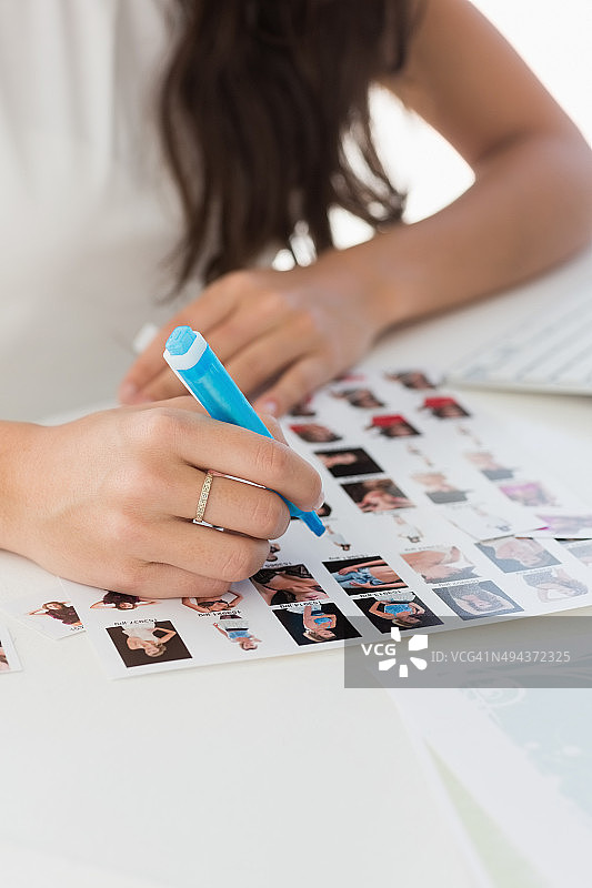 编辑在桌子上工作并标记样片图片素材