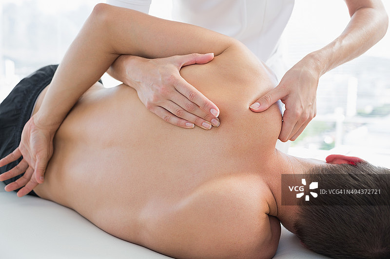 理疗师为男人按摩图片素材