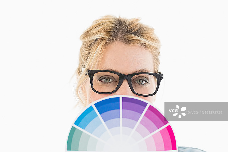 拿着色轮的金发设计师图片素材