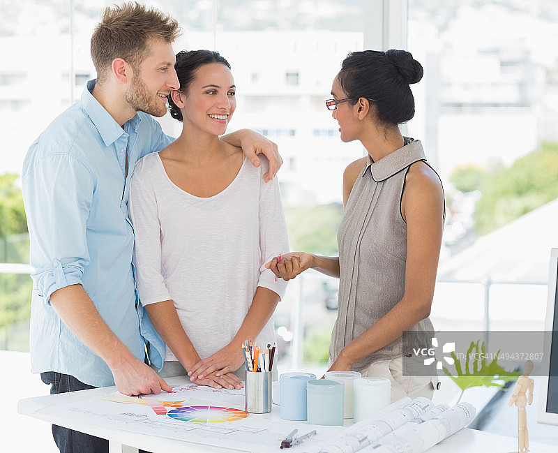 室内设计师与客户交谈图片素材
