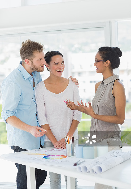 室内设计师与客户交谈图片素材