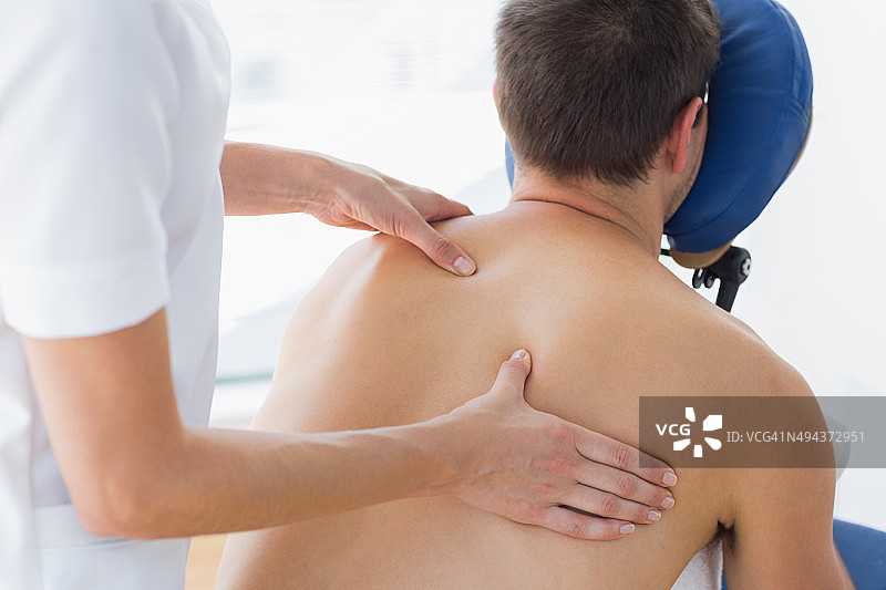 女理疗师为病人按摩图片素材
