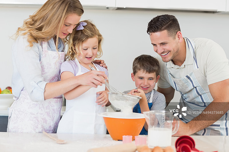 一家四口准备饼干图片素材