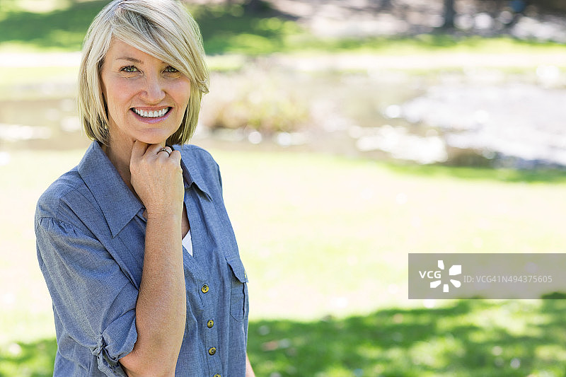 在公园里微笑的美丽女人图片素材