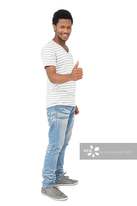 竖起大拇指的快乐年轻人图片素材