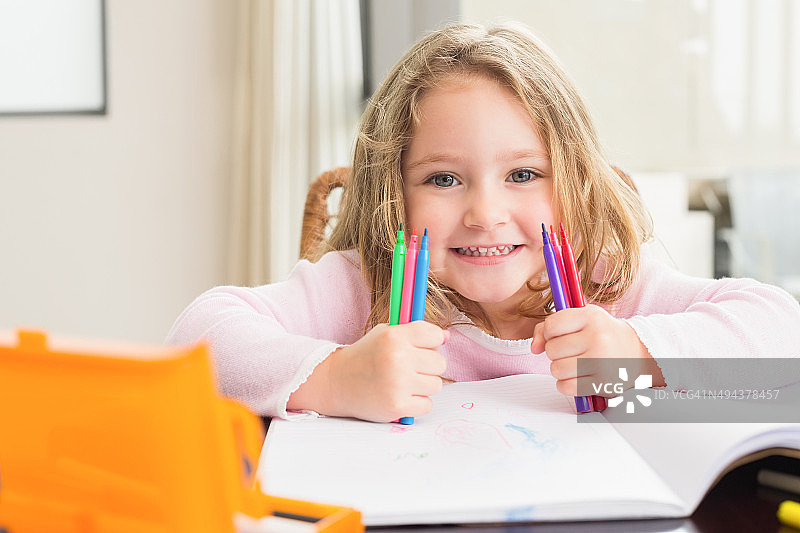 快乐的小女孩在桌旁着色图片素材