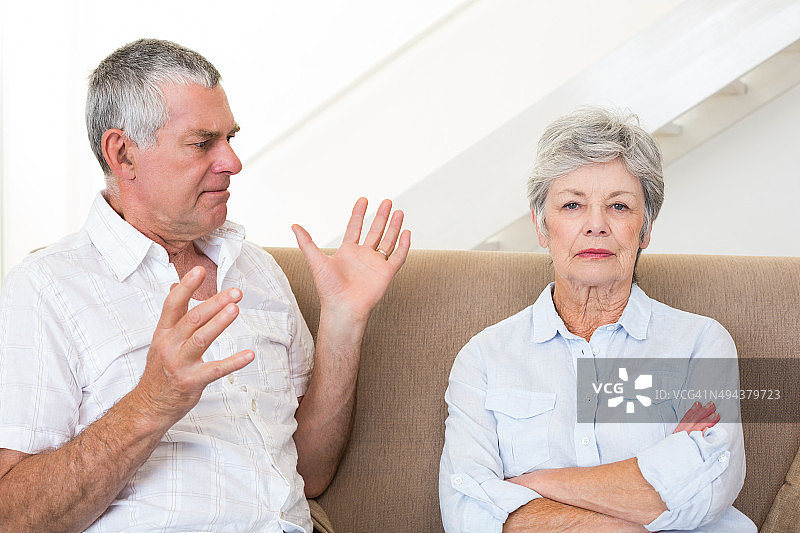 老年夫妇坐在沙发上争吵图片素材