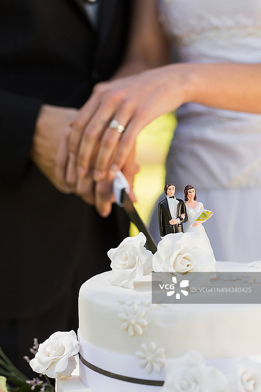 新婚夫妇切结婚蛋糕图片素材