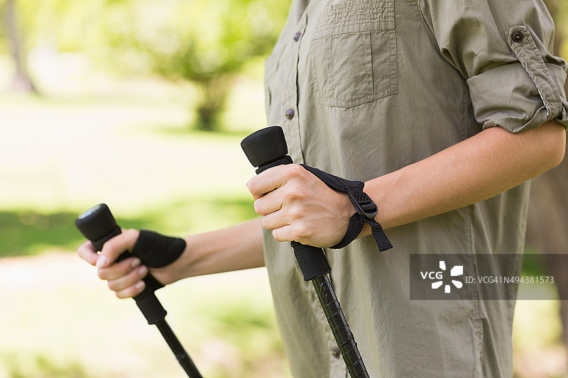 在公园里进行北欧式健走的女子图片素材