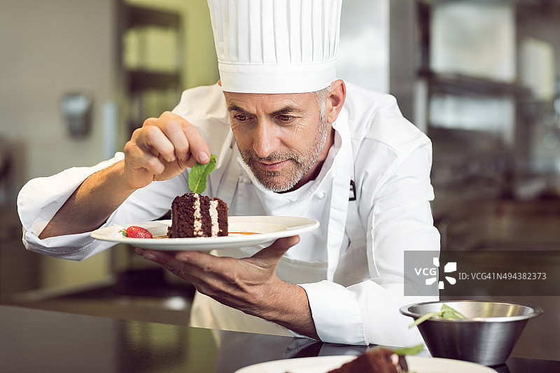 专心制作甜点的男糕点师图片素材
