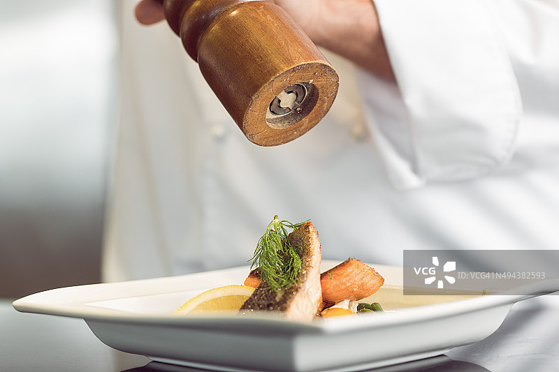 研磨胡椒粉的手部特写图片素材