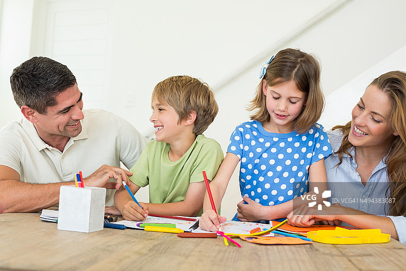 一家人在家涂色图片素材