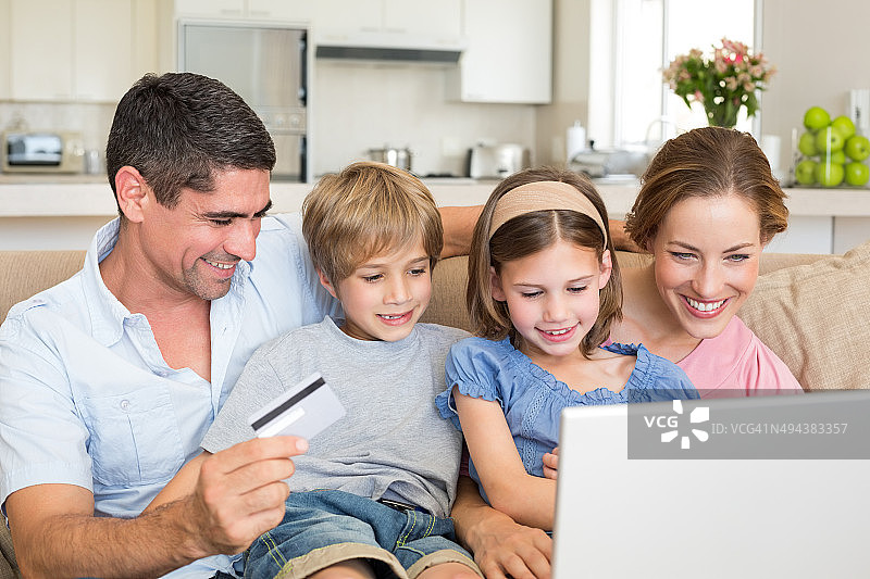 一家人在线购物图片素材