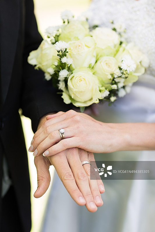 新娘和新郎展示结婚戒指图片素材
