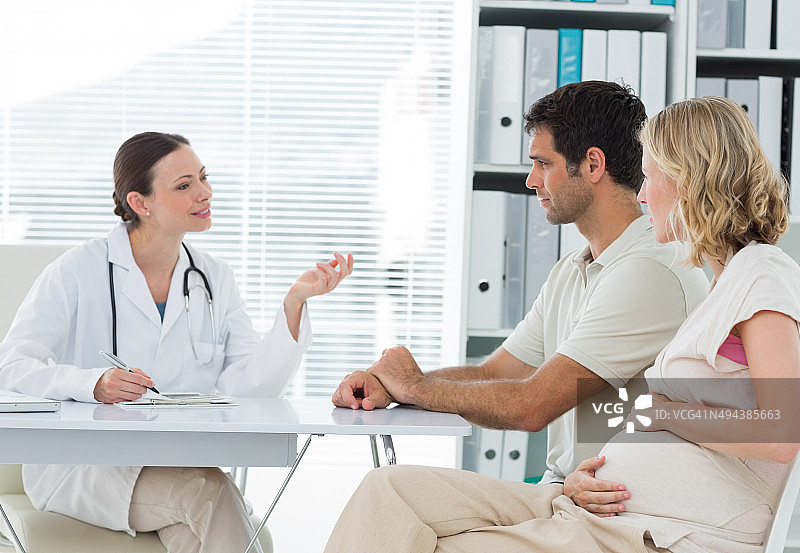 妇产科医生与待产夫妇交流图片素材
