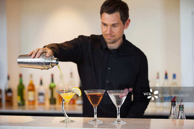 调酒师正在调制鸡尾酒图片素材