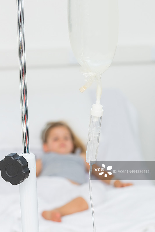在医院病床上输液的生病女孩图片素材