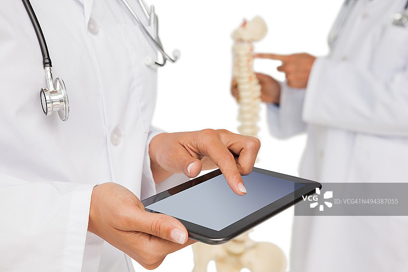 医生使用数位板和骨骼模型（局部）图片素材