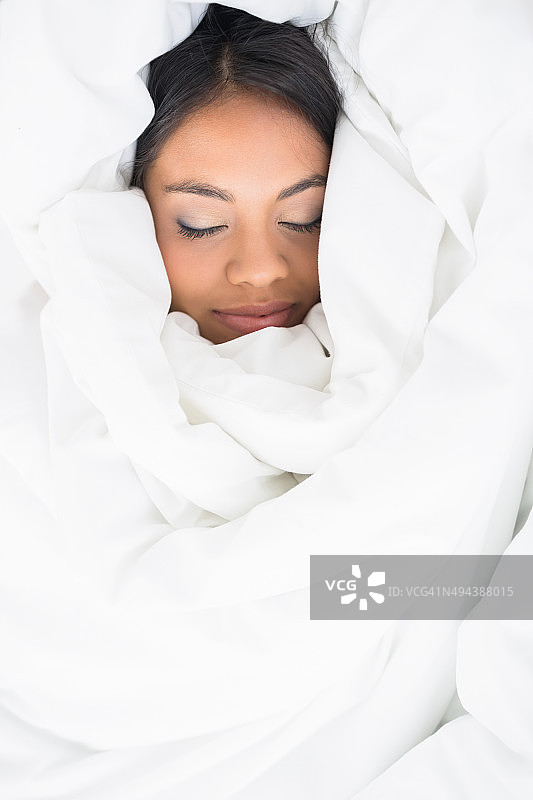 裹着被子睡觉的女孩图片素材