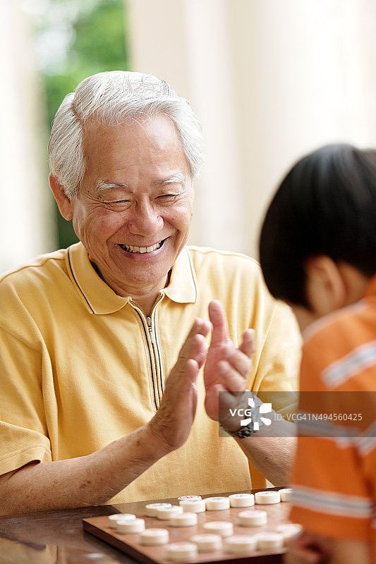 祖孙俩下象棋图片素材