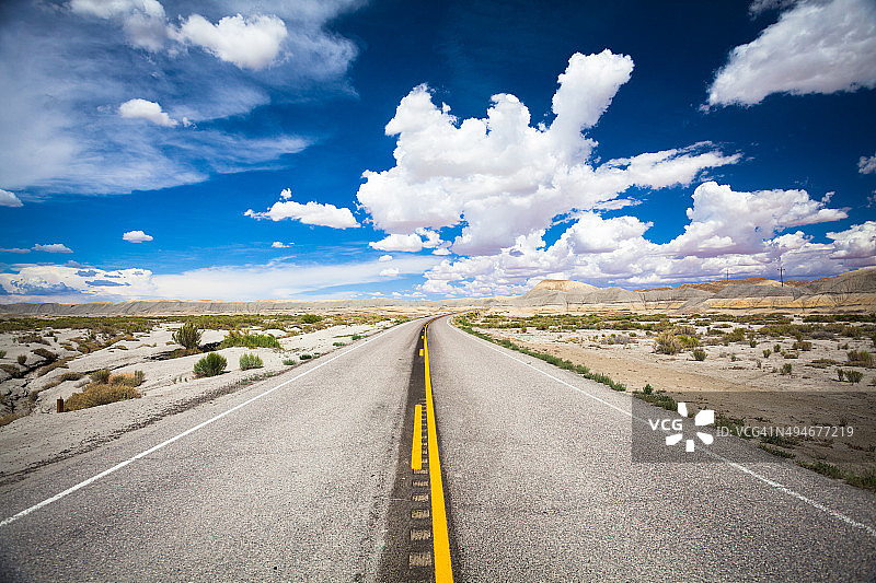 空旷的道路和白云，美国图片素材