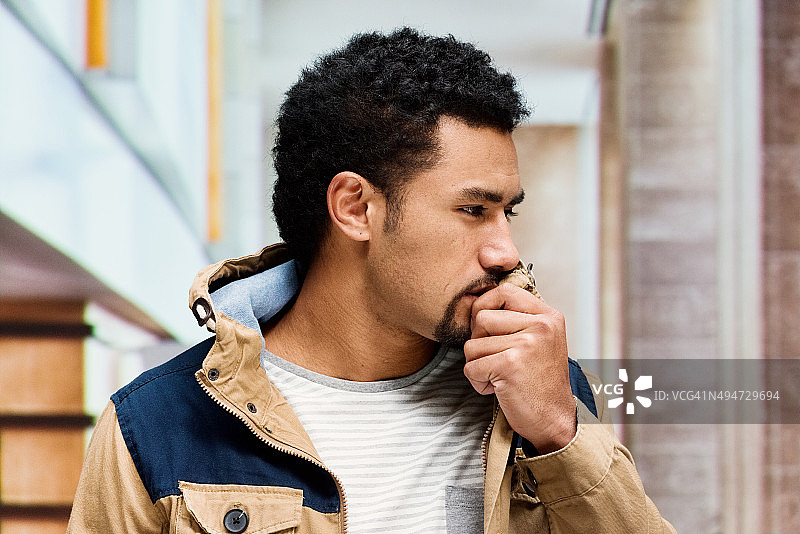 沮丧地看向别处的男子图片素材