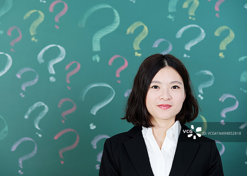 带有问号的商务女人图片素材