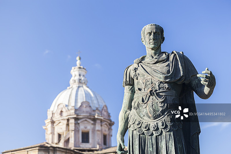 罗马教堂前的罗马皇帝雕像图片素材
