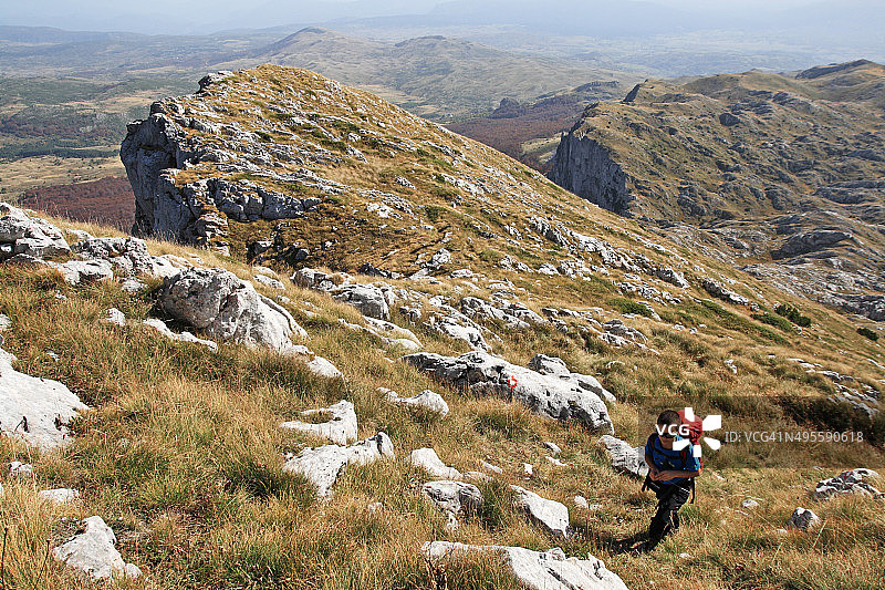 山脊上的年轻徒步者图片素材