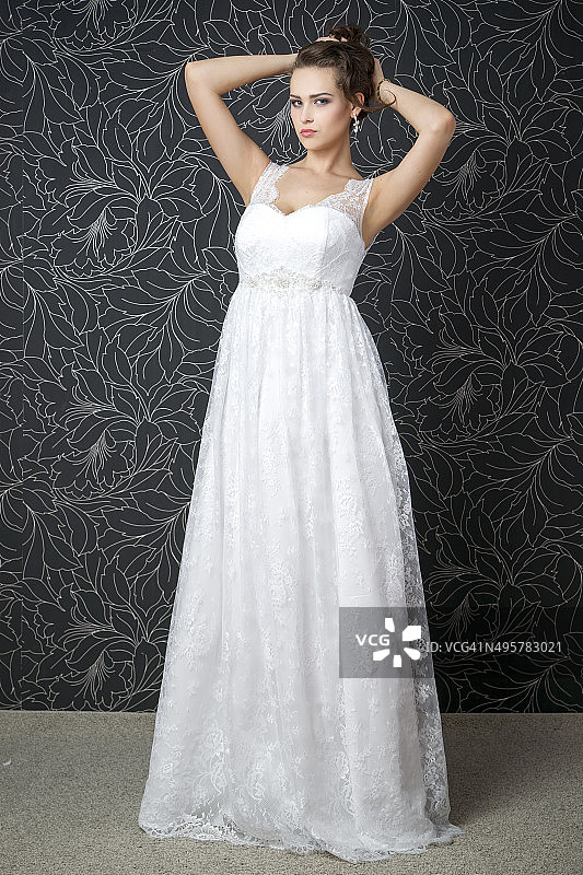 穿着白色婚纱的美丽女人图片素材