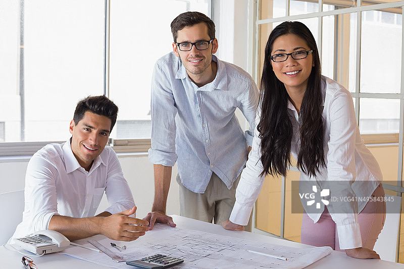 轻松友好的建筑团队合作，对着镜头微笑图片素材