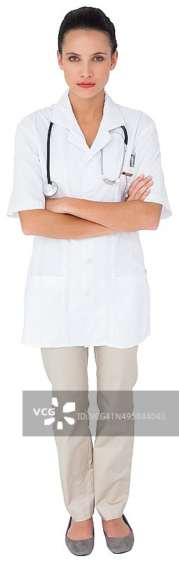 抱着胳膊的漂亮棕发女子图片素材